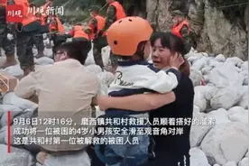 “妈妈别哭了，我不害怕呀！”图片