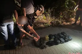 中缅边境西双版纳展开生死时速 民警逼停贩毒车辆缴毒11公斤图片