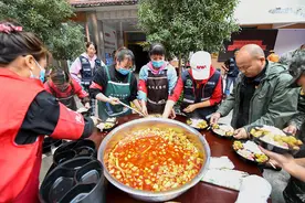 直击泸定地震｜暖胃又暖心，地震灾后安置点的暖心餐图片