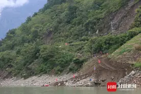大渡河上修建临时码头 S217省道7公里塌方路段加速抢通图片