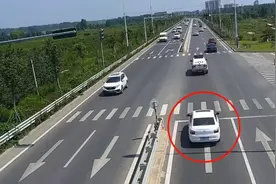 费县交警“咆哮式”喊话开道 紧急护送重病男子就医图片