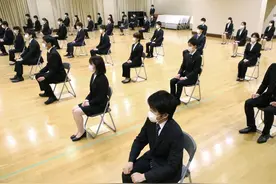 不想当公务员的日本年轻人：加班到深夜，去厕所还得问上司，奖金连降两年，外企更有吸引力图片