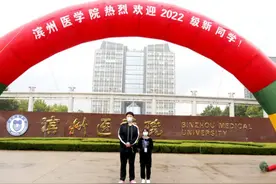 暖心！滨州医学院为身高2.05米新生定制加大床铺图片