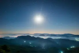 我们和天文摄影师聊了聊如何“捕捉”最美月亮图片