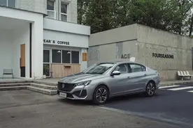 东风标致新408：入门即高配，法系车的“爷青回”图片