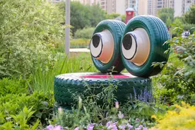 河南郑州废旧轮胎变卡通玩偶 青蛙蜜蜂小黄人创意十足图片