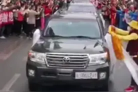 投喂鸡蛋水果、送上哈达！泸定县地震灾区群众夹道送别消防员图片