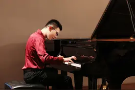 苦练钢琴多年屡获大奖的17岁自闭症少年：喜欢在舞台上的感觉图片