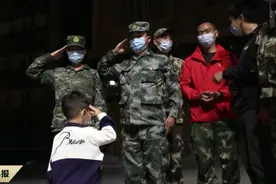 后续来了！武警战士决定捐助“淡定喝奶”的萌娃图片