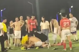 男子踢球时心脏骤停，教科书式抢救挽回生命：队友及时取来AED，女医生听到求援飞奔加入图片