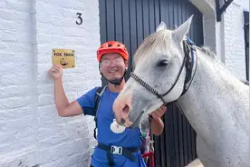 直播间里的“仗剑走天涯”：几位环球旅行博主的另类人生图片