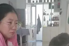 姐姐主动辅导弟弟做作业，结果被气哭图片