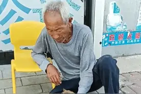 大爷坐地陪伴小狗输液：想让它放羊，生病后还是决定让其看家图片