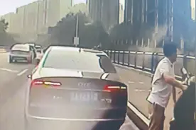 老人骑车摔倒路边 济南公交司机暖心相助家属致信表扬图片