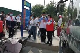 菏泽公交推行“反向扫码”，方便无智能手机的老人、学生乘车！图片