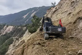 对话绝壁开路的女挖掘机手：救援当前，这是我们“公路人”该做的图片