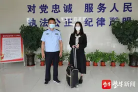 高铁乘务员遗失工作箱 民警2个半小时寻找到图片