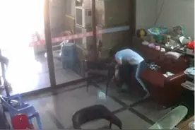 四月大婴儿沙发上翻身，不慎头朝下掉落，舅舅眼疾手快一把抓住图片