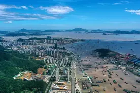 浙江舟山：台风“梅花”过后 渔船忙出海图片