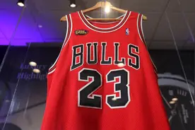 NBA球星乔丹1998年总决赛球衣拍出1009万美元图片