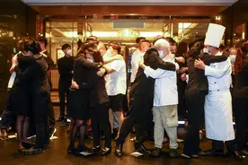 台北神旺大饭店结束营业“熄灯”员工相拥而泣图片