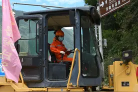 泸定震中疏通路面的女装载机驾驶员石：石头随时飞下砸车玻璃上，驾驶时感受不到余震，需要人放哨预警图片