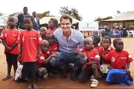 网球之外，费德勒为无数贫困儿童带去了食物图片