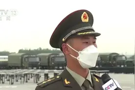 礼兵庄严托举 老战士郑重穿上军装！两代人这样迎接烈士回国图片