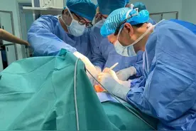 全球罕见！男婴出生时四手四脚图片