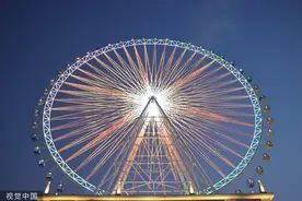江苏常州：江南环球港摩天轮上演灯光秀图片