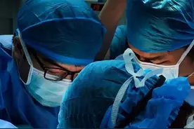 是寄生胎不是连体婴！“四手四脚”婴儿登上热搜，医生：存活率很高图片