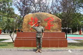 他“二次入伍”，提前晋升中士图片