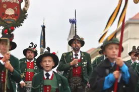 德国巴伐利亚慕尼黑庆祝啤酒节 人们举行民俗服饰大游行图片