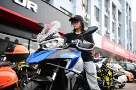 换下高跟鞋穿上马丁靴，摩托车内燃机下的女性面孔图片