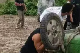 载铁皮的电三轮翻车司机被压车下，生死之间他用小木头撬起车厢救人图片