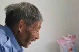 爷爷从农村进城第一次见孙子，满脸都是开心和宠溺图片