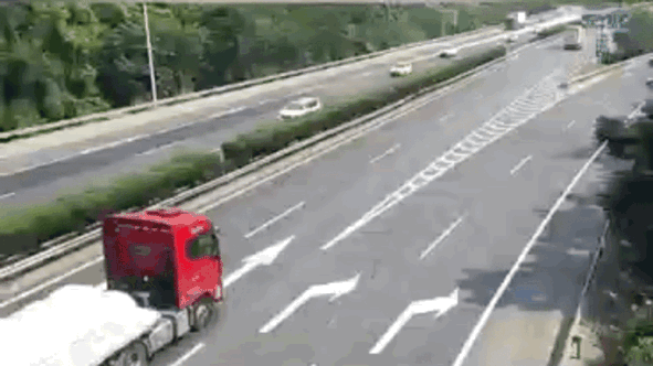 惊险！高速上突然停车！！司机：走错路了……图片