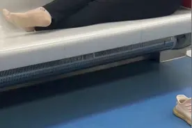 地铁客服回应大妈脱鞋占坐鞋子被乘客踢出去：发现会制止，会加强管理视频封面