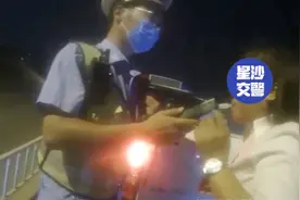 9分钟内假吹20次！二次酒驾被查，驾驶员“花式吹气”狂炫演技图片