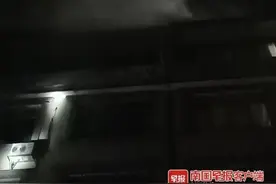 广西河池一民房起火10人被困，众人爬楼接力救援图片