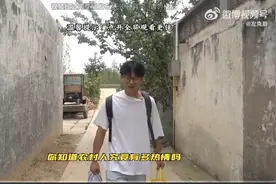 博主回村“蹭饭”视频走红：谎称走亲戚四处蹭饭，被陌生老人拉着唠家常不松手，有年轻人托我回家看看图片