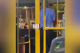 公交公司回应司机等红灯时跳舞：运营时不得随意离开驾驶位图片