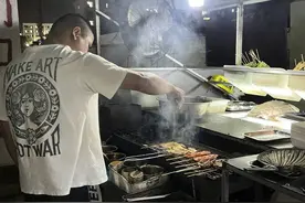 “想成为你们的青春陪伴”，杭州零零后烧烤摊老板：别叫老板，叫我烤串彭于晏图片