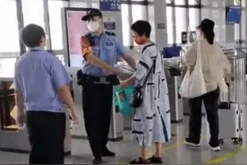 大妈带活鱼上高铁被拦将鱼摔死，一些人别带节奏了图片