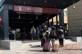 体验地铁4号线西安站运行首日 出火车站5分钟内可换乘地铁图片