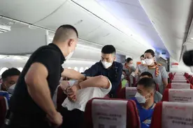 坐飞机遇到突发事件怎么应对？这家航司提前想了个办法图片