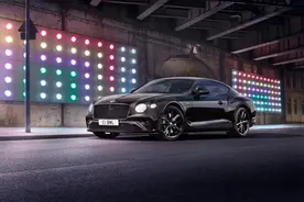 杭州一男子借朋友摩托车在地下车库练习，不慎撞坏400万宾利，律师：需承担全责图片