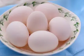 生鸡蛋在冰箱里可以存放多久？如何判断它是否变质了？图片