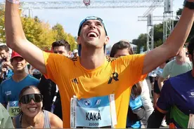 卡卡随基普乔格跑完柏林全马！足坛马拉松高手不少，包括李铁图片