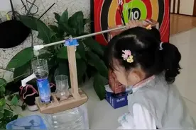 实力宠娃！姥爷用矿泉水瓶为外孙女制作压水井图片